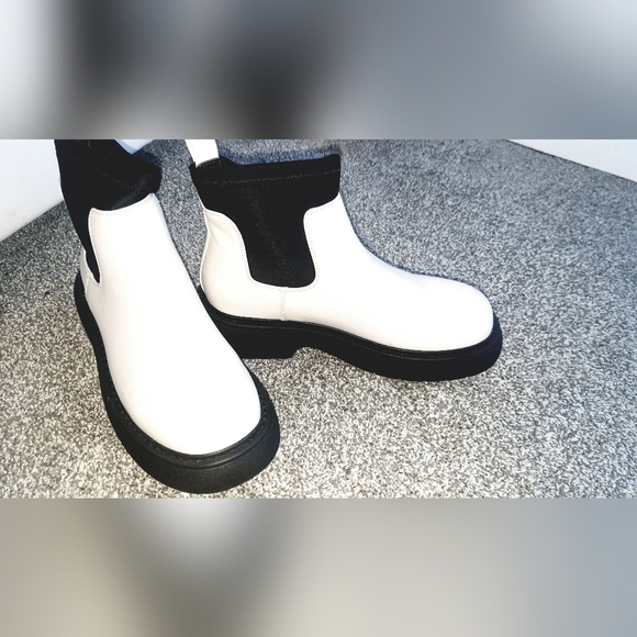 Source Unknown Shoes - white ladies boots size 5
